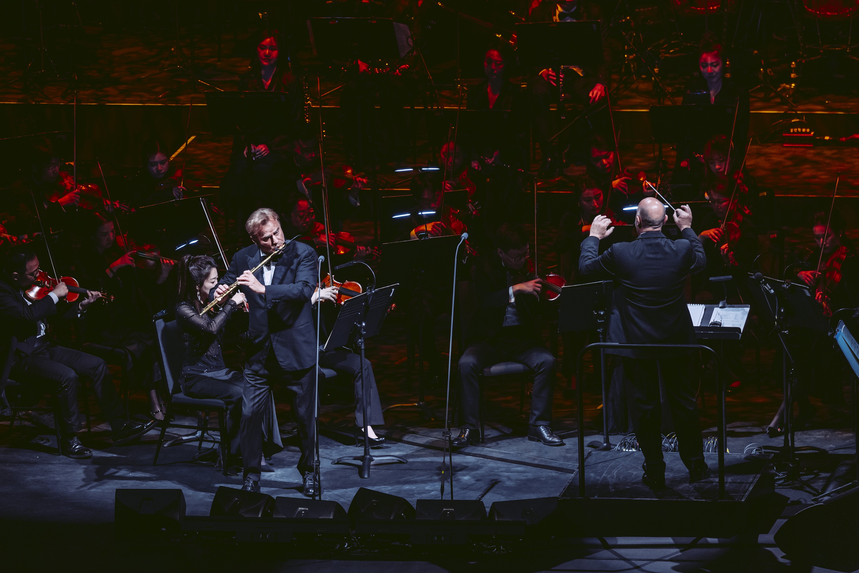 (Photo credit: Luca Rossetti) Maestro Carlo Bernini leads a world-class ensemble, featuring virtuoso flutist Andrea Griminelli and soprano Mariam Battistelli, elevating Andrea Bocelli’s performance to sublime heights.