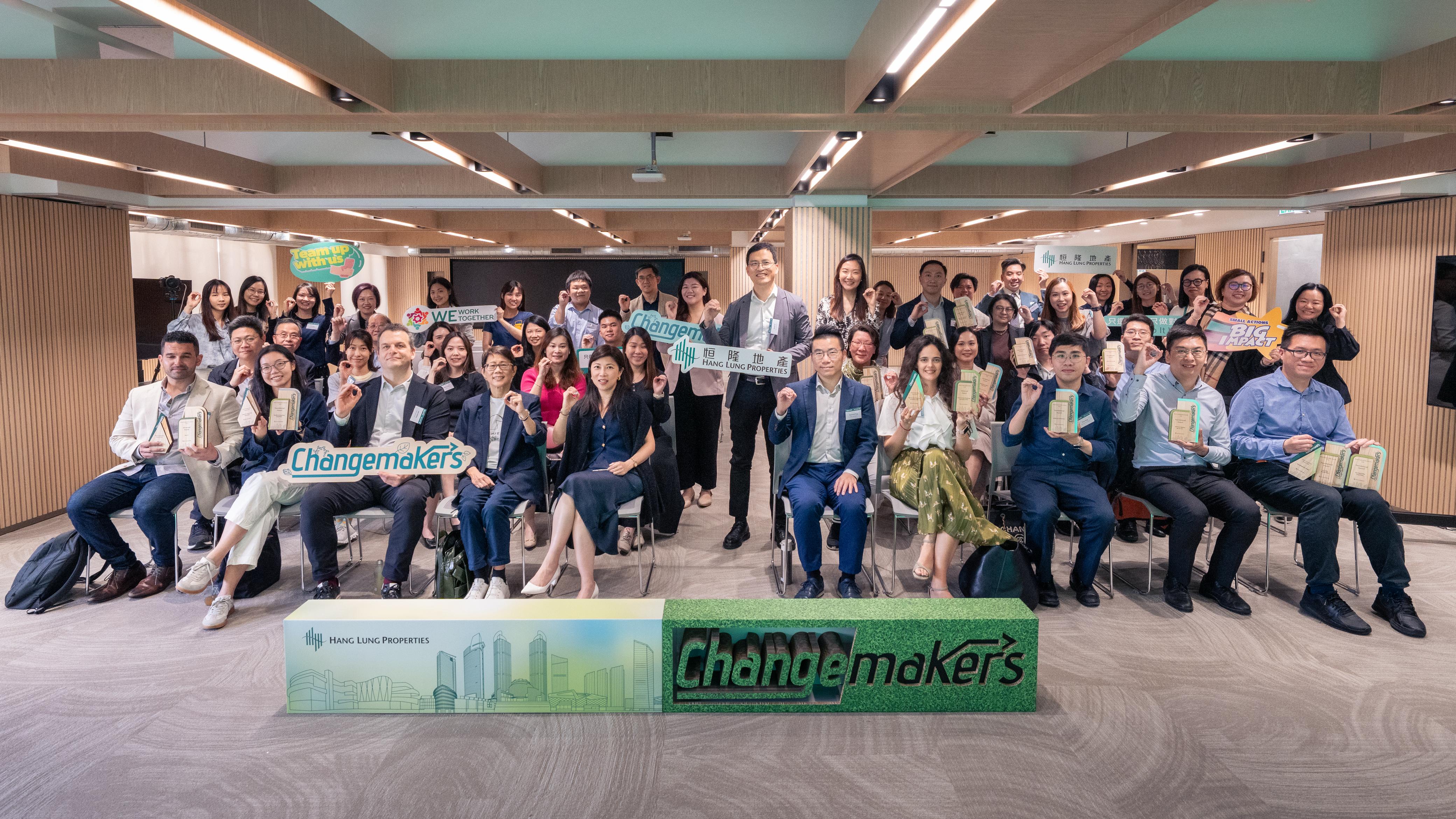 Participants gathered at the Changemakers Tenant Sustainability Awards 2025 in Hong Kong, joining Hang Lung executives Mr. John Haffner, Deputy Director – Sustainability (third from the left in the front row), Miss Helen Lau, Deputy Director – Hong Kong Business Operation (fifth from the left in the front row) and guest speaker Prof. Loh (fourth from the left in the front row)