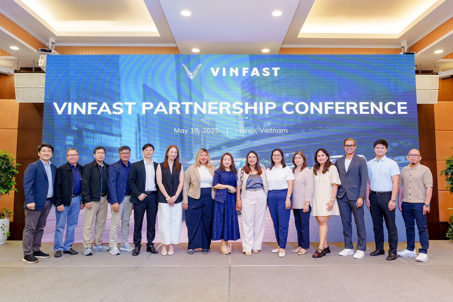 VinFast announced the official signing of collaboration agreements with four reputable partners in the Philippines, aiming to establish more than 100 electric vehicle service workshops this year.