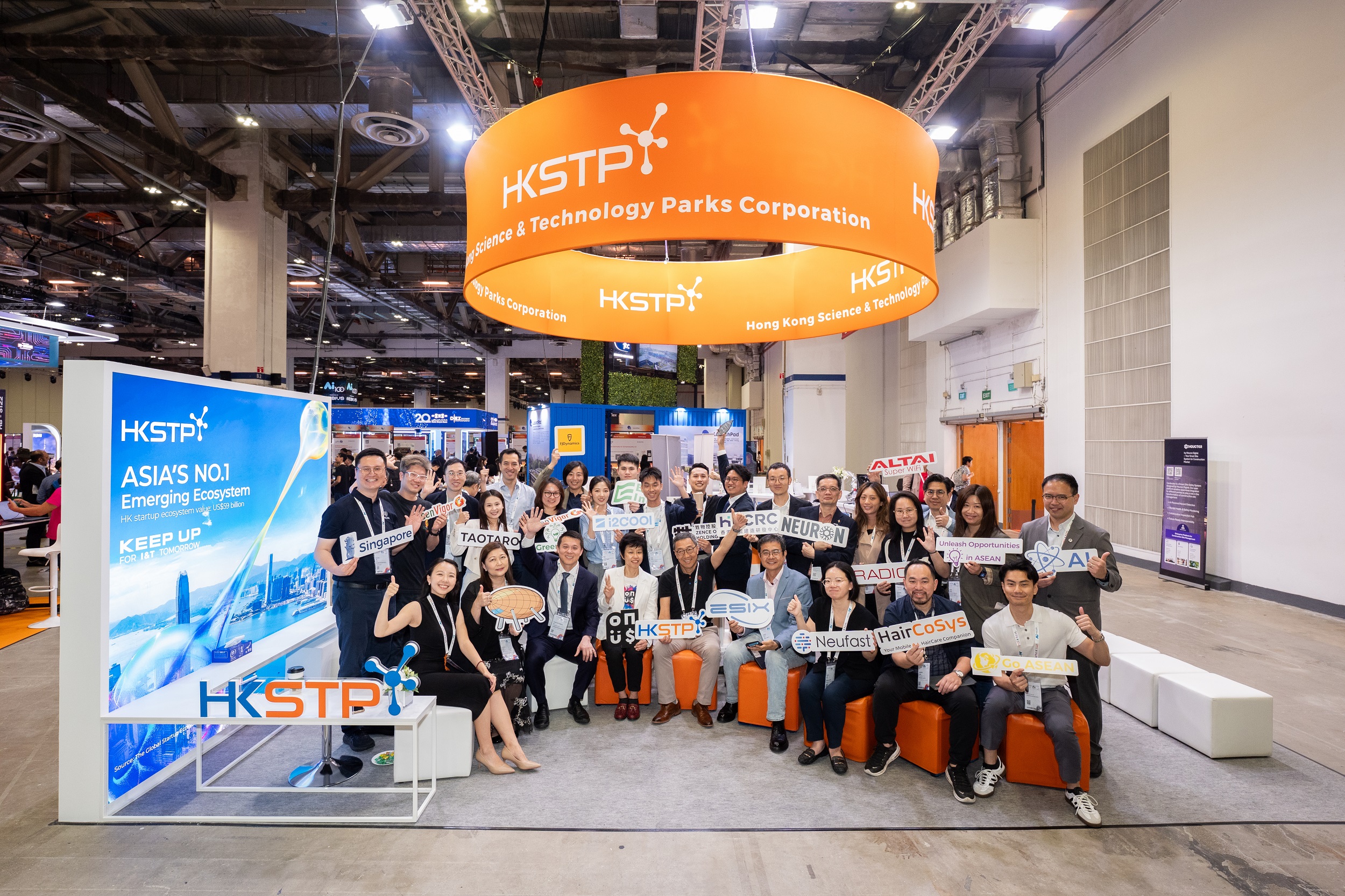 HKSTP led a delegation of 15 innovative tech companies to exhibit at the HKSTP Pavilion, showcasing I&T achievements across three major innovation categories: AI, Telecommunications, and Green and Construction.