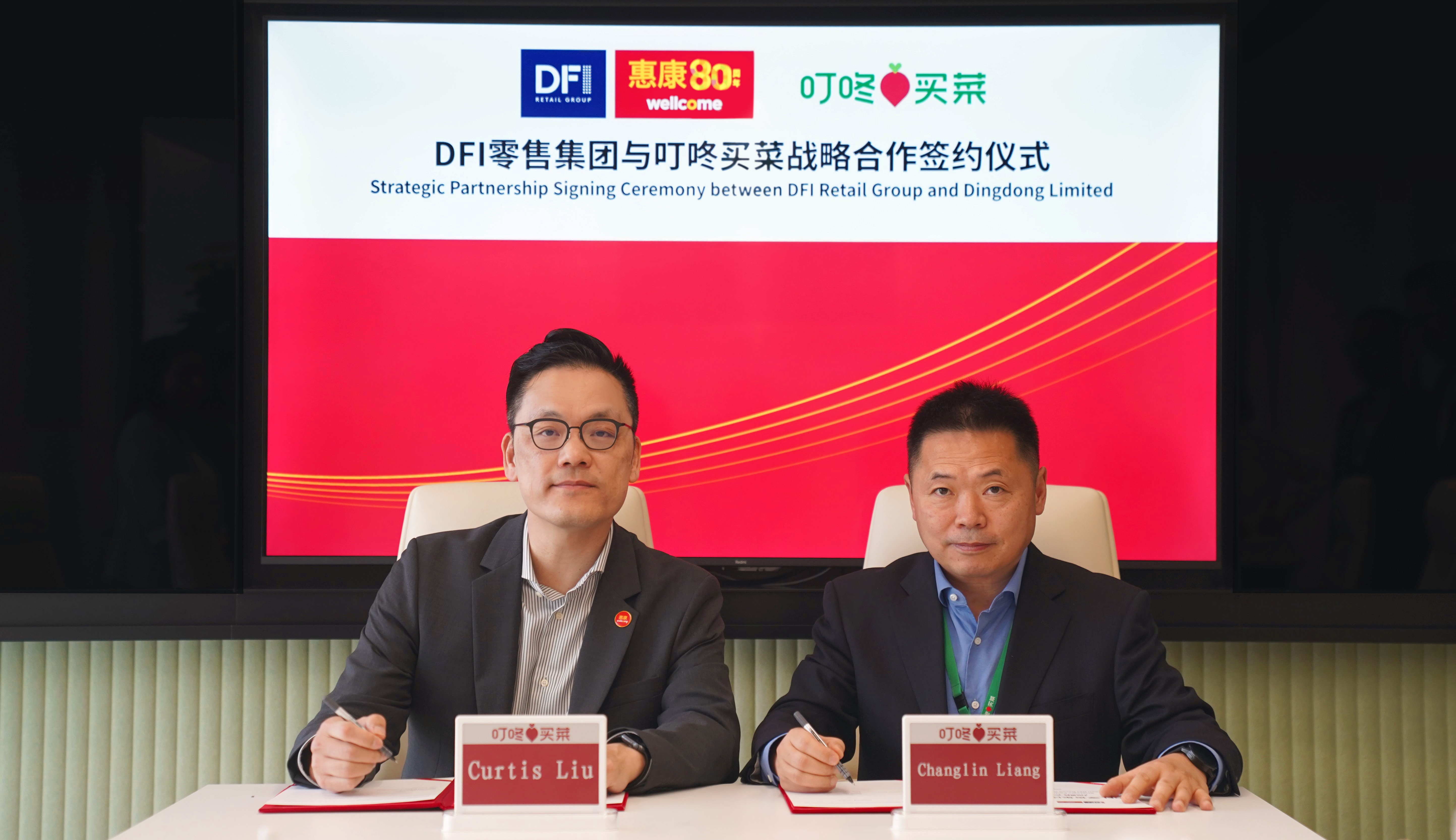 Curtis Liu, Chief Executive Officer, Food, at DFI Retail Group (Left) and Changlin Liang, Founder and Chief Executive Officer of Dingdong (Right) attended the signing ceremony to announce the strategic partnership.
