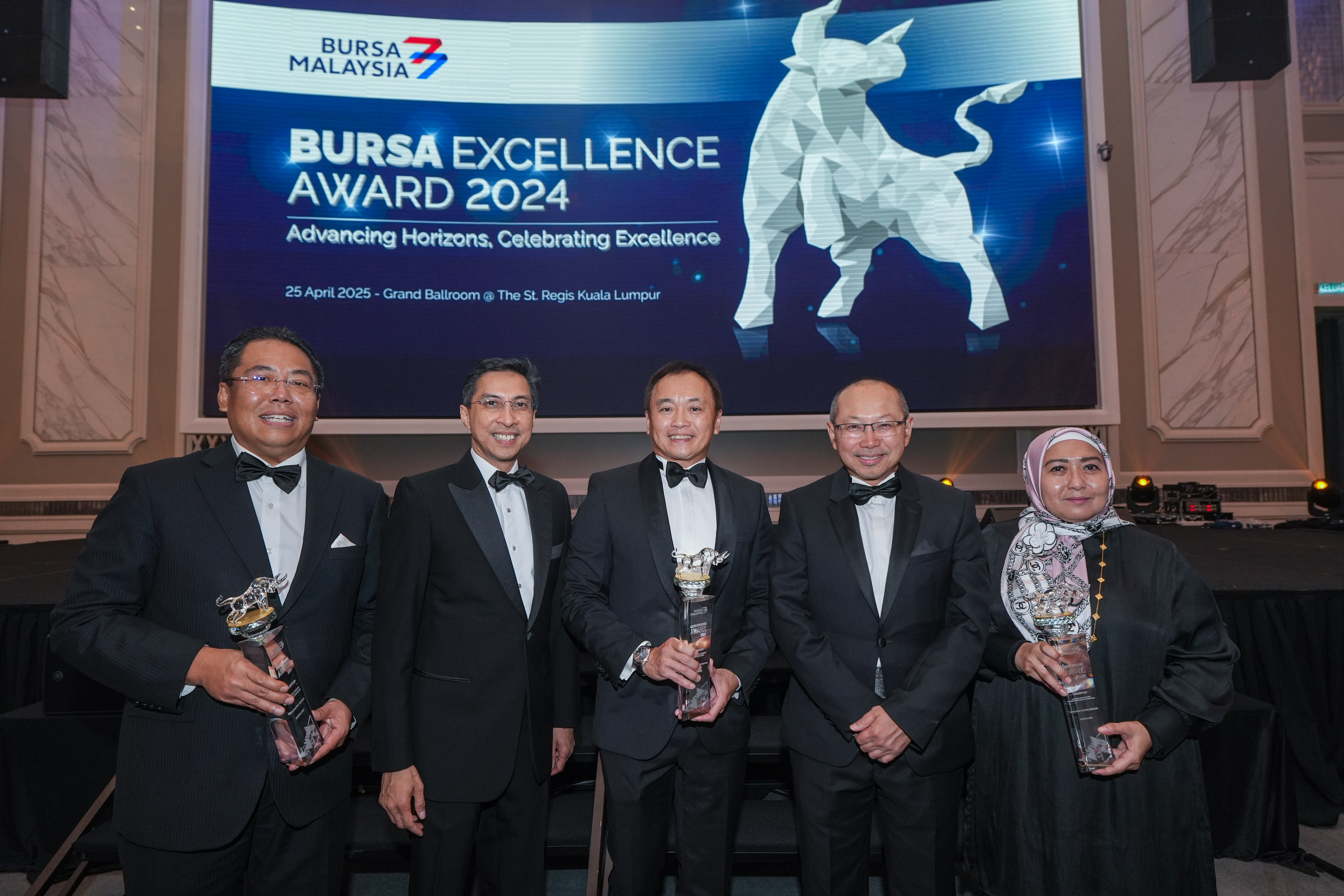 From left: Datuk Wira Ismitz Matthew De Alwis, Chief Executive Officer/ Executive Director, Kenanga Investors Berhad; Dato’ Fad’l Mohamed, Chief Executive Officer, Non-Independent Executive Director, Bursa Malaysia Berhad (“Bursa Malaysia”); Datuk Lee Kok Khee, Executive Director, Head of Group Equity Business, Kenanga Investment Bank Berhad; Tan Sri Abdul Wahid bin Omar, Chairman, Public Interest Director and Independent Non-Executive Director, Bursa Malaysia; and Azila Abdul Aziz, Chief Executive Officer/ Executive Director & Head of Listed Derivatives, Kenanga Futures Sdn Bhd.