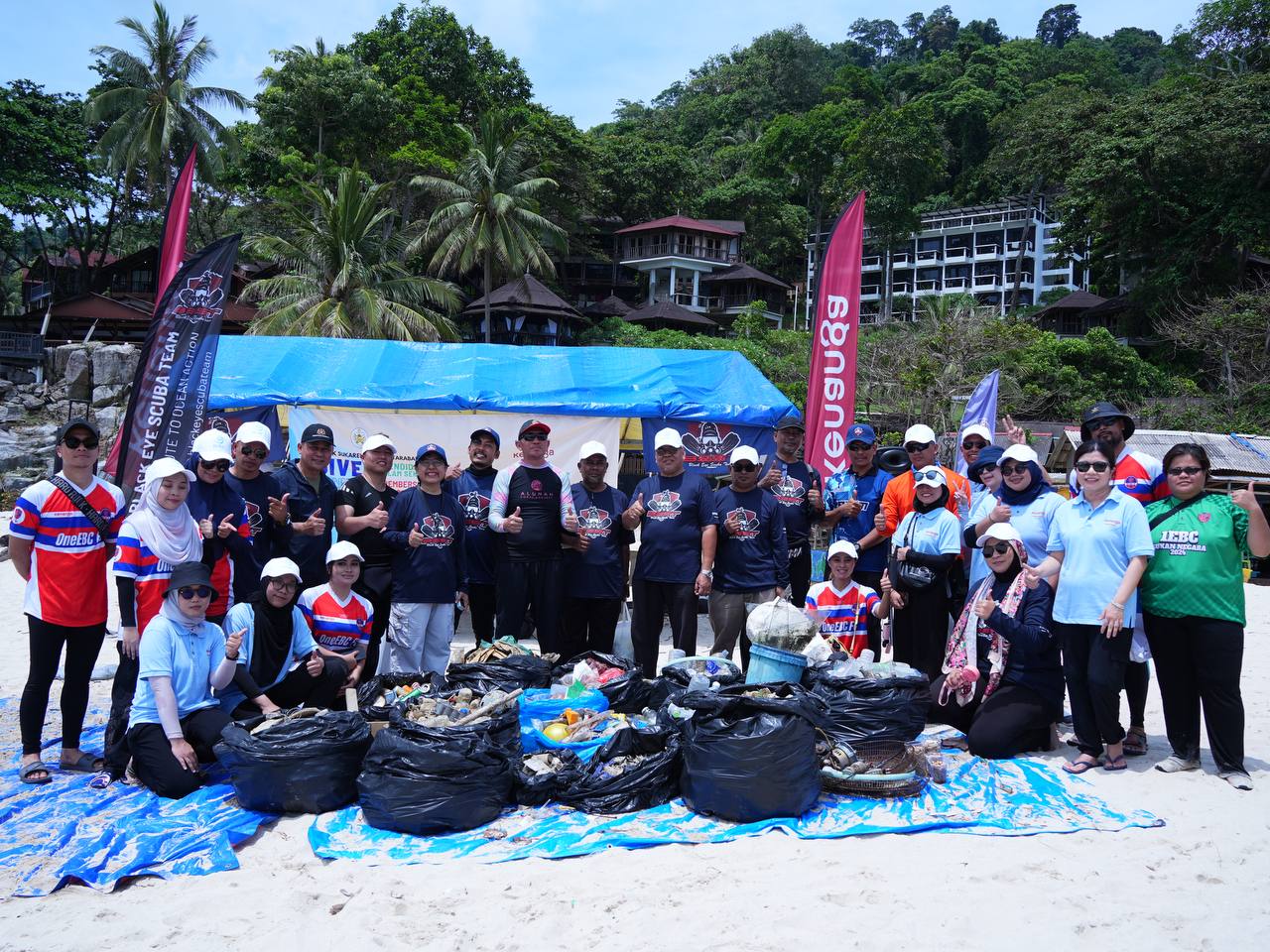 Kenanga Investors volunteers, YBrs Encik Mohamad Ridwan Mohd Nor (9th from left, standing), Yang DiPertua Majlis Daerah Besut, the organising team of the Dive Against Debris initiative and local government agencies at Long Beach, Pulau Perhentian.