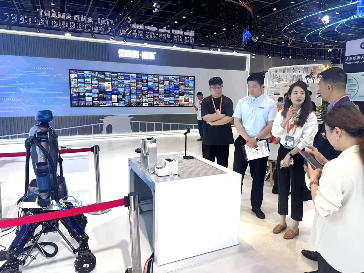 Participants of the 4th China-CEEC Expo and International Consumer Goods Fair engage in discussions at an exhibitor booth of Yuyao enterprise.