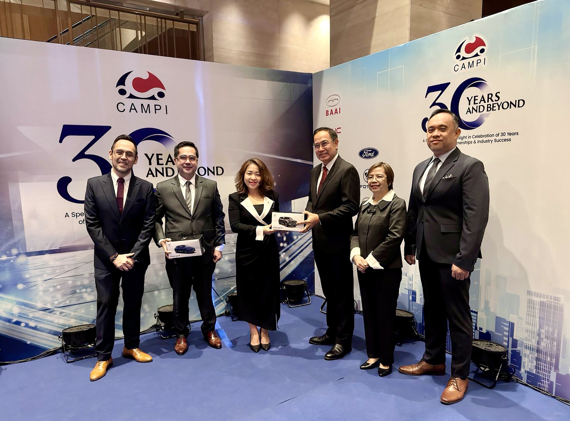 Ms. Mai Anh, CEO of VinFast Philippines (center left), and Mr. Rommel Gutierrez, President of CAMPI (center right), at the event celebrating CAMPI