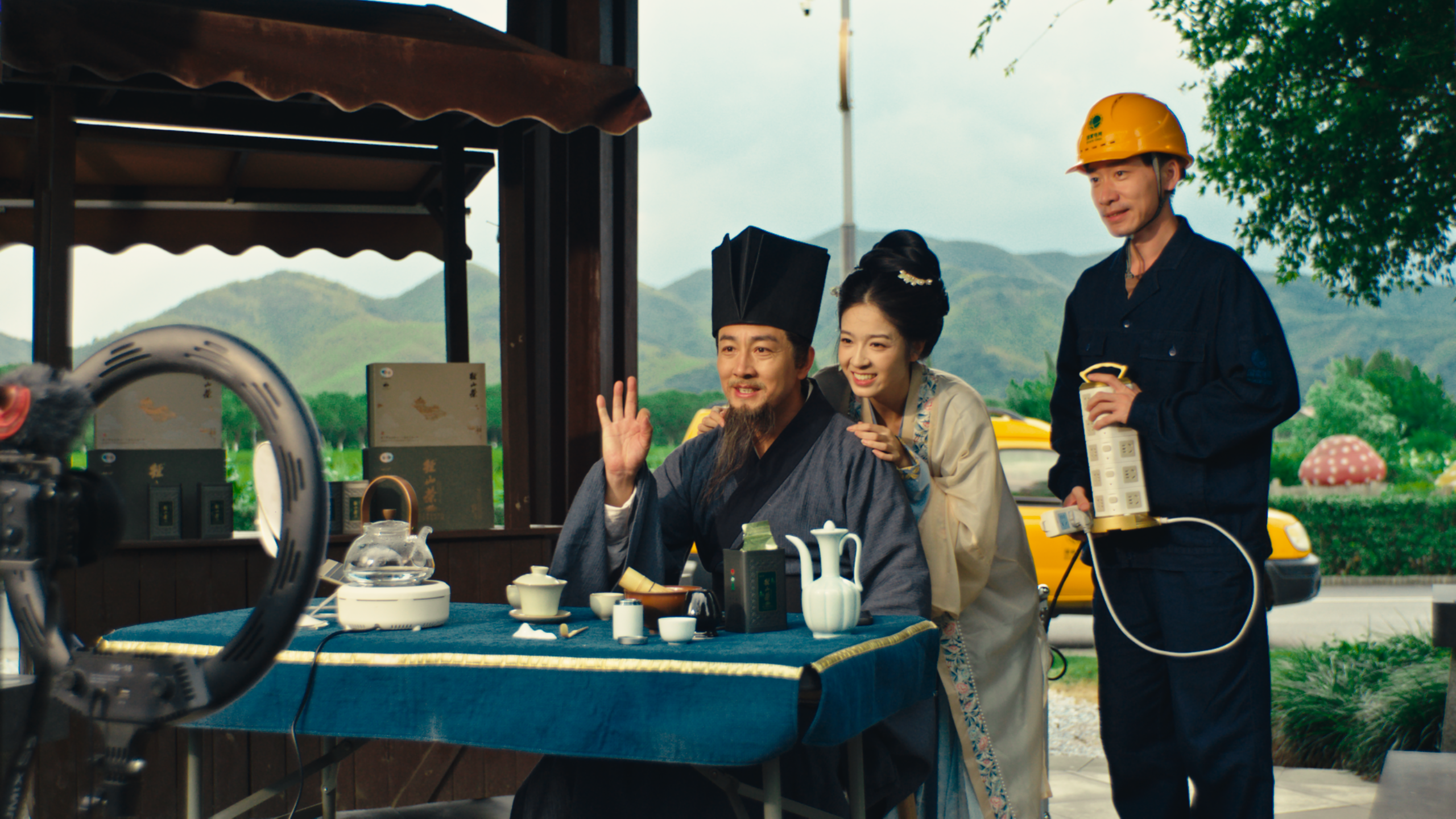 Su Dongpo encounters farmer Lu Xiaoyu hosting a livestream——a vivid snapshot of Zhejiang’s journey toward common prosperity.