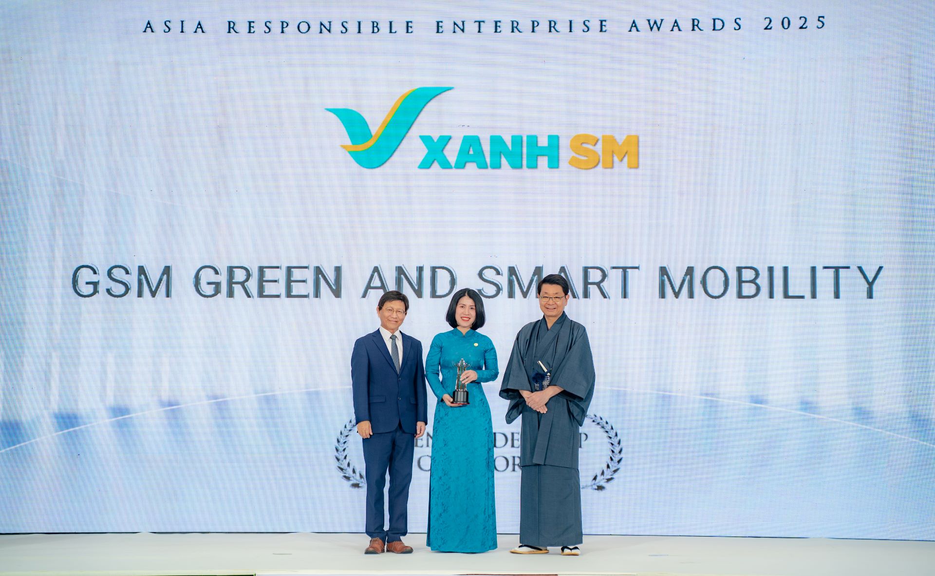 Ms. Phan Thi Hong Dung – Director of Training and Culture Development at GSM (center) represented the company to receive the award at the event.