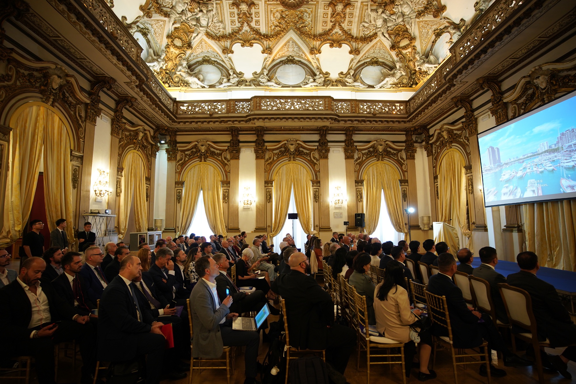 The Hainan Free Trade Port promotion conference underway in Rome.