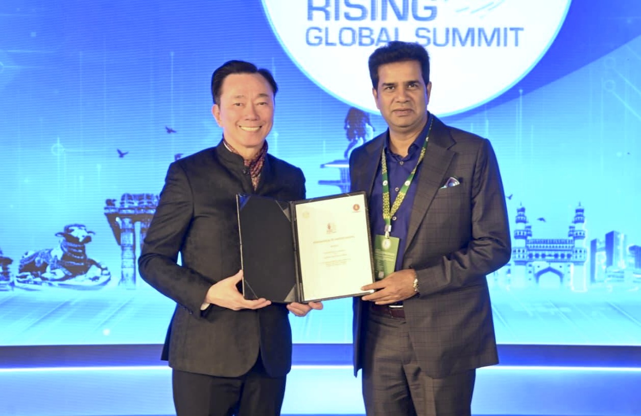 Mr. Pham Sanh Chau (left), CEO of Vingroup Asia and VinFast Asia, and Mr. Sanjay Kumar, IAS, Special Chief Secretary to the Government, Government of Telangana, at the signing ceremony.