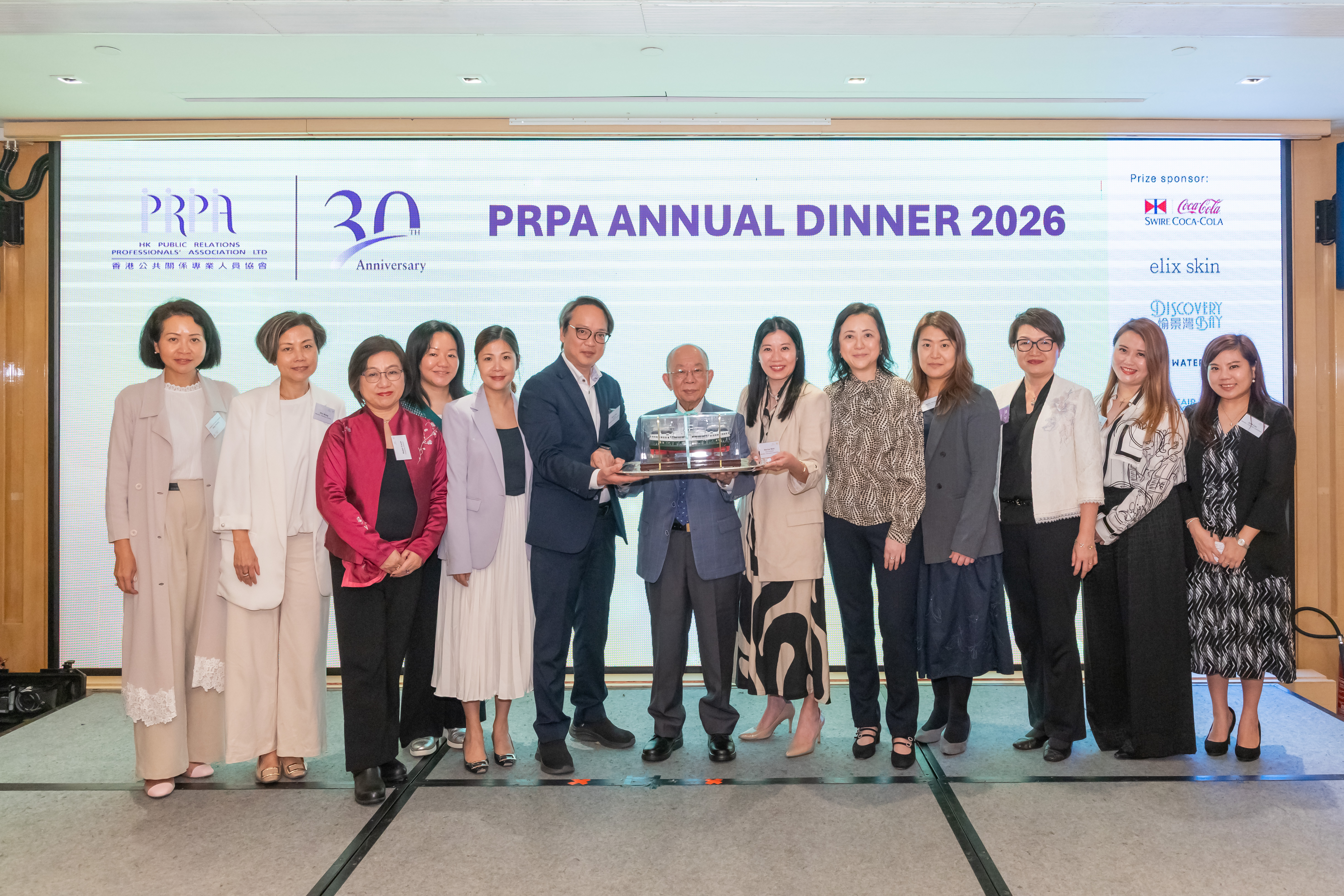 All committee members at the Hong Kong Public Relations Professionals’ Association paid special tribute and expressed their heartfelt gratitude to Advisor Dr John Chan (7th from left).