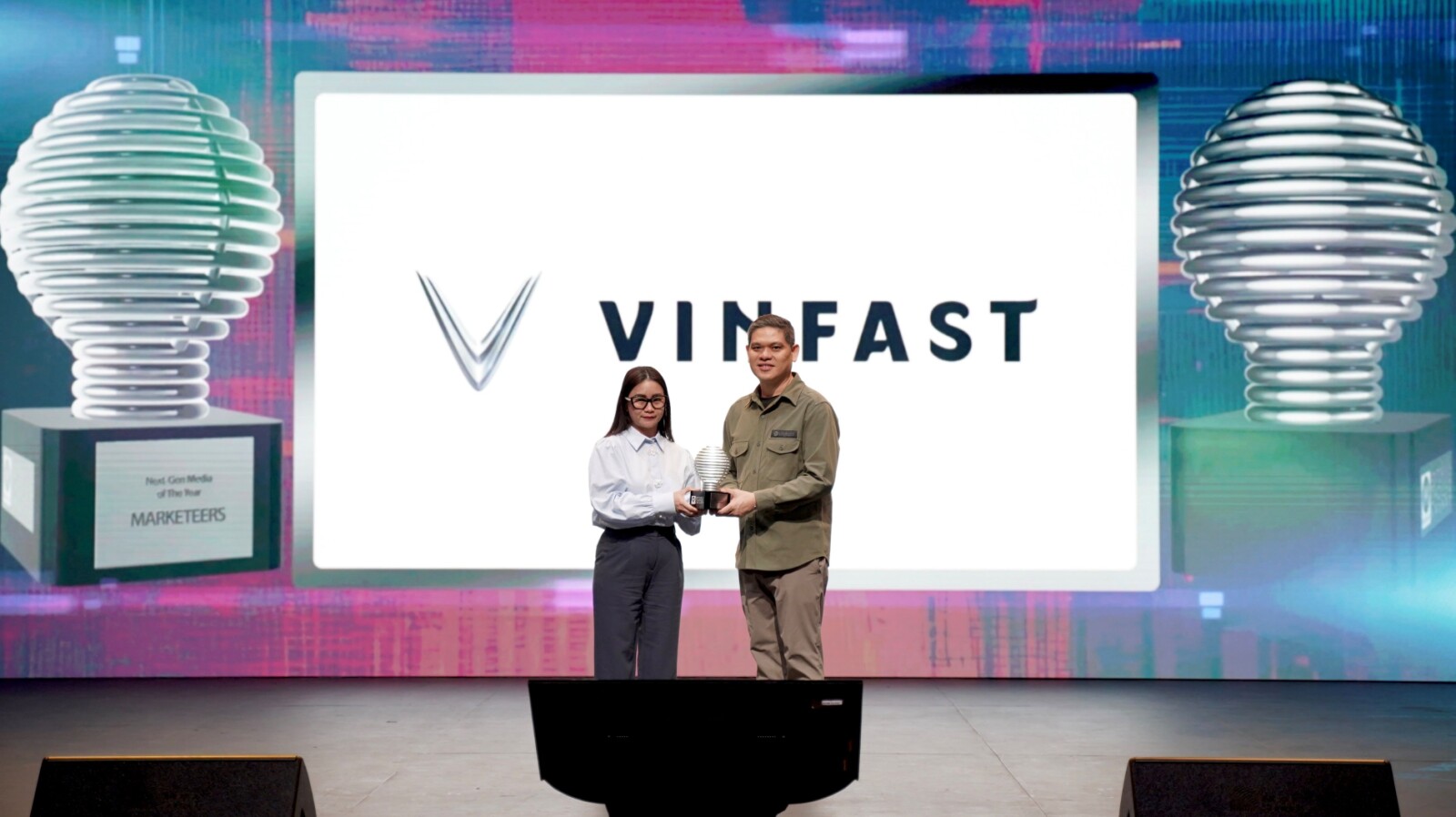 Ms. Astrid Ariani Wijana, VinFast Indonesia Marketing Director (left), accepts the award on behalf of the company.